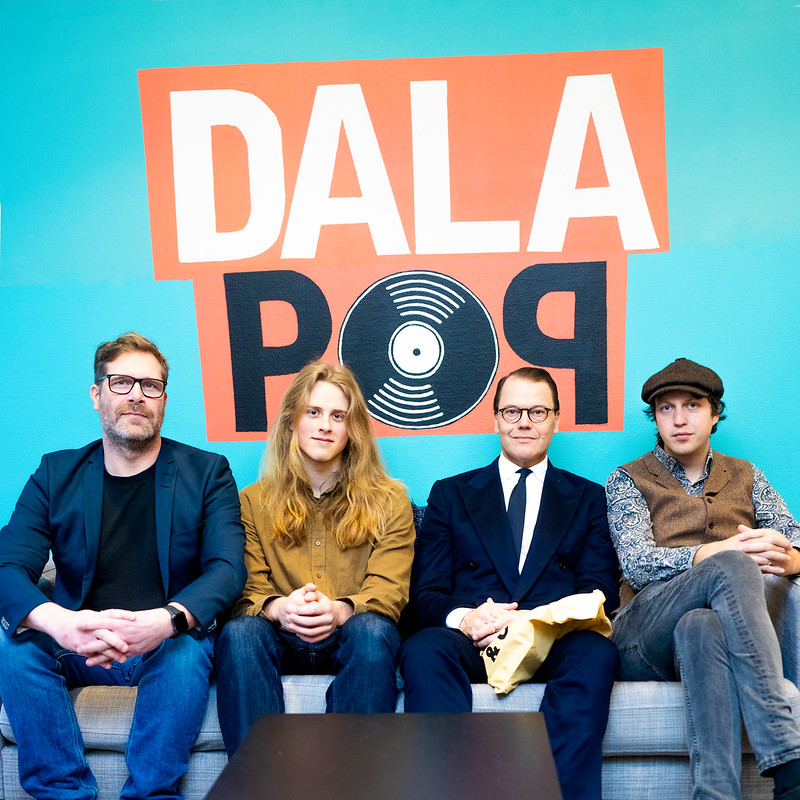 Gruppbild framf&ouml;r Dalapop-affisch