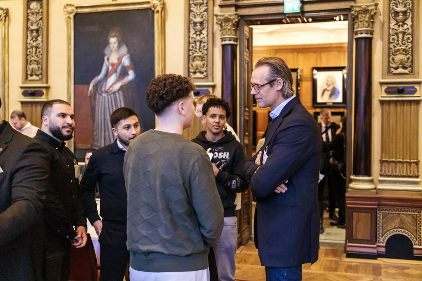 entreprenör och unga i samtal