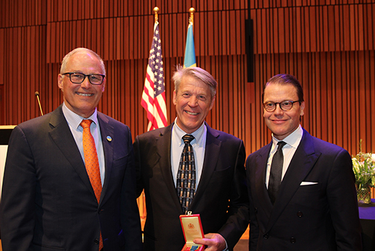 leende personer framf&ouml;r svenska och amerikanska flaggorna