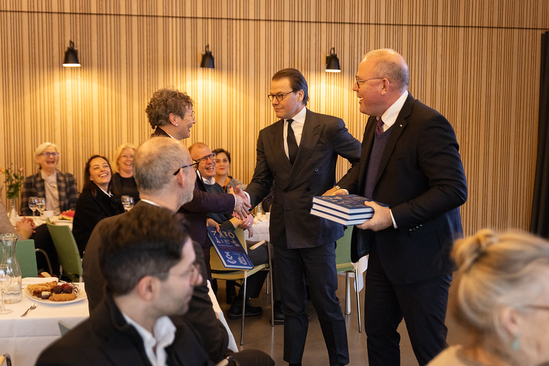 Handslag och &ouml;verr&auml;ckning av b&ouml;cker