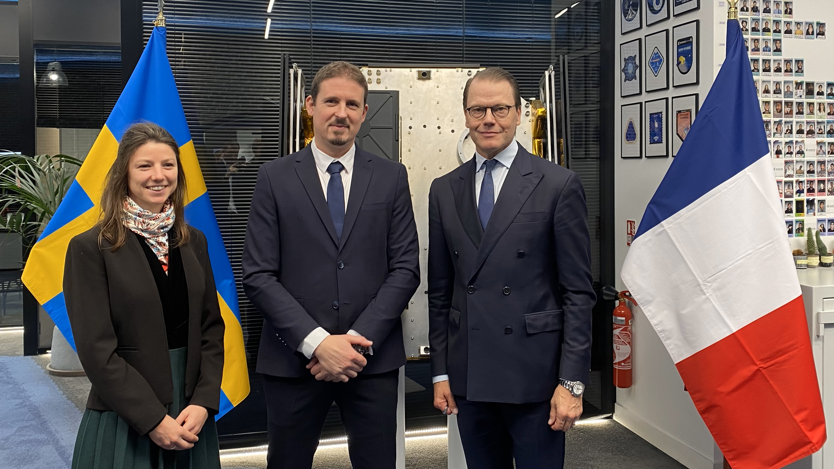 Persons with Swedish and French flags