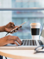 Händer skriver på laptop