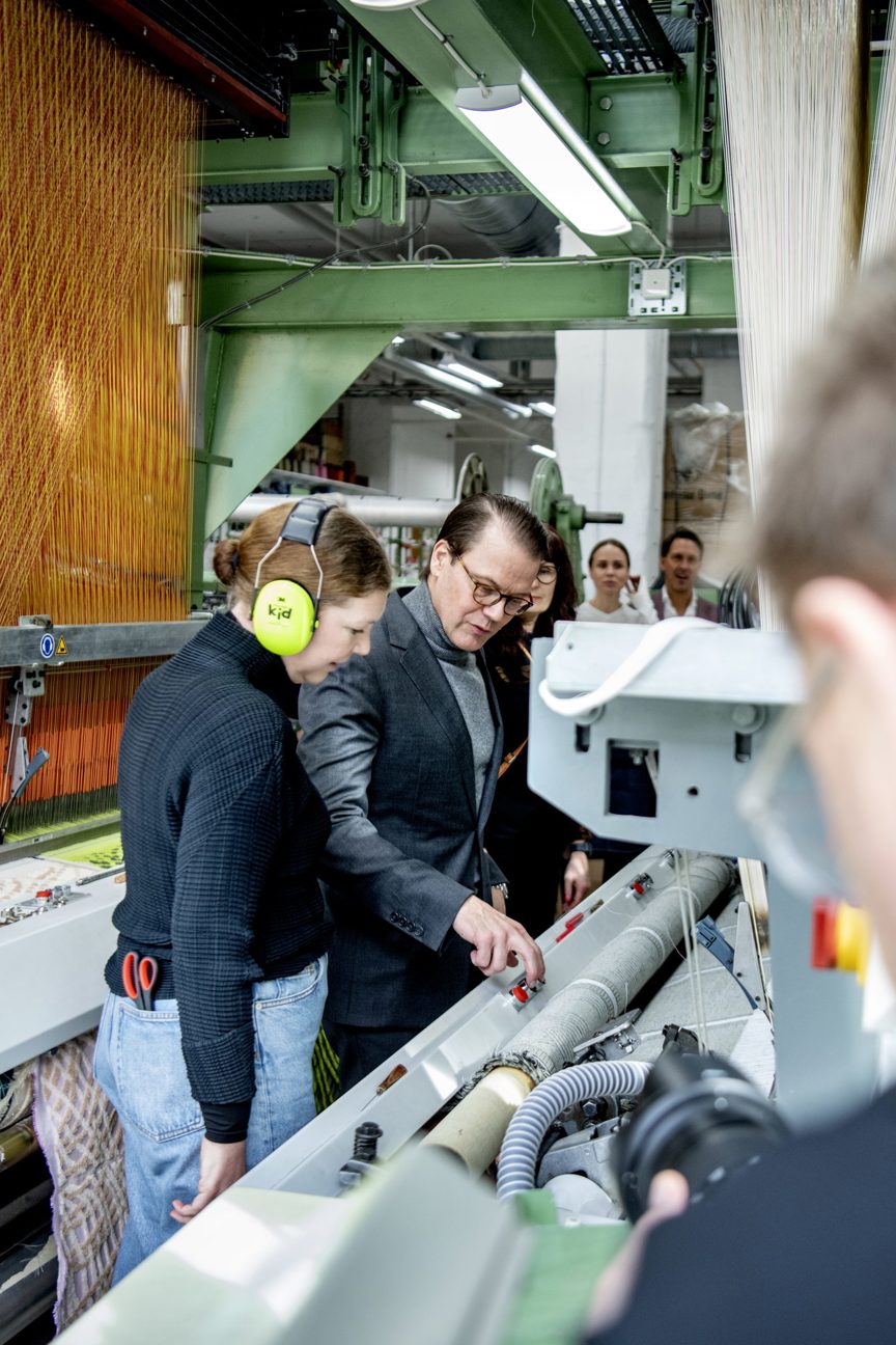 Prinsen trycker p&aring; knapp i labbmilj&ouml;