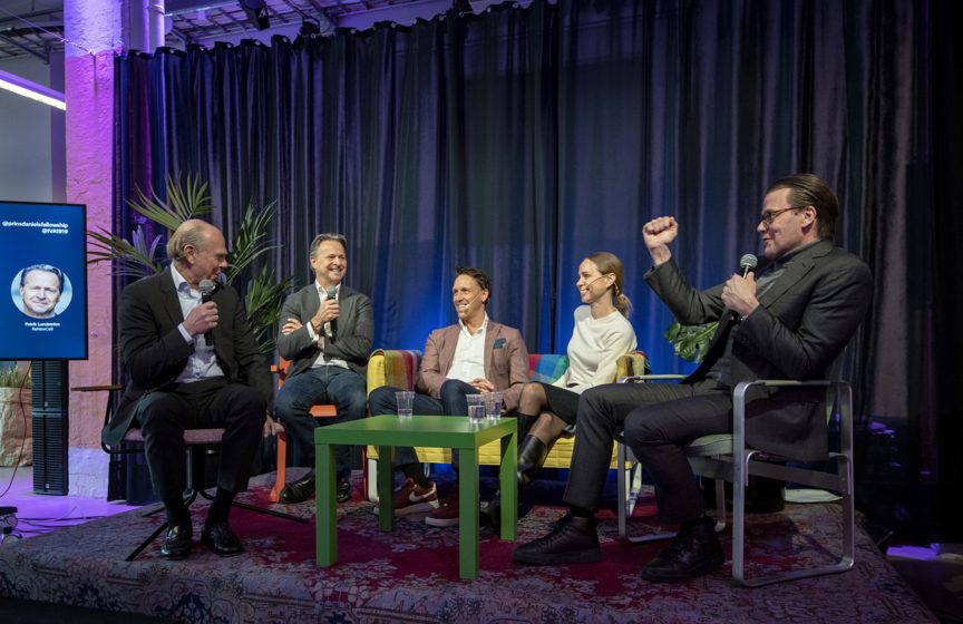 Talare sittande p&aring; scen