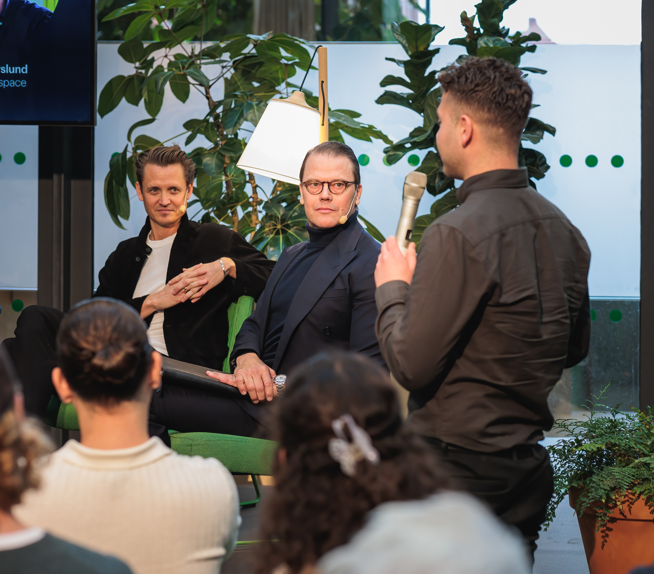 Niklas Adalberth och Prins Daniel lyssnar till fr&aring;ga fr&aring;n student med ryggen mot kameran