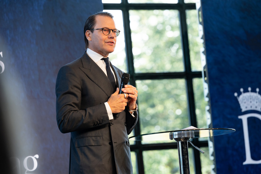 prinsen med mikrofon p&aring; scen