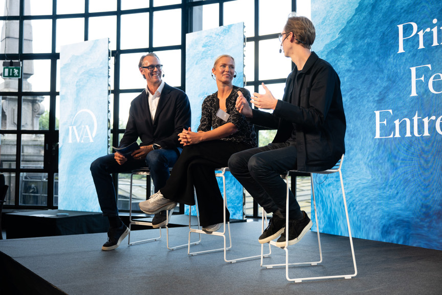 panel sittande p&aring; scen