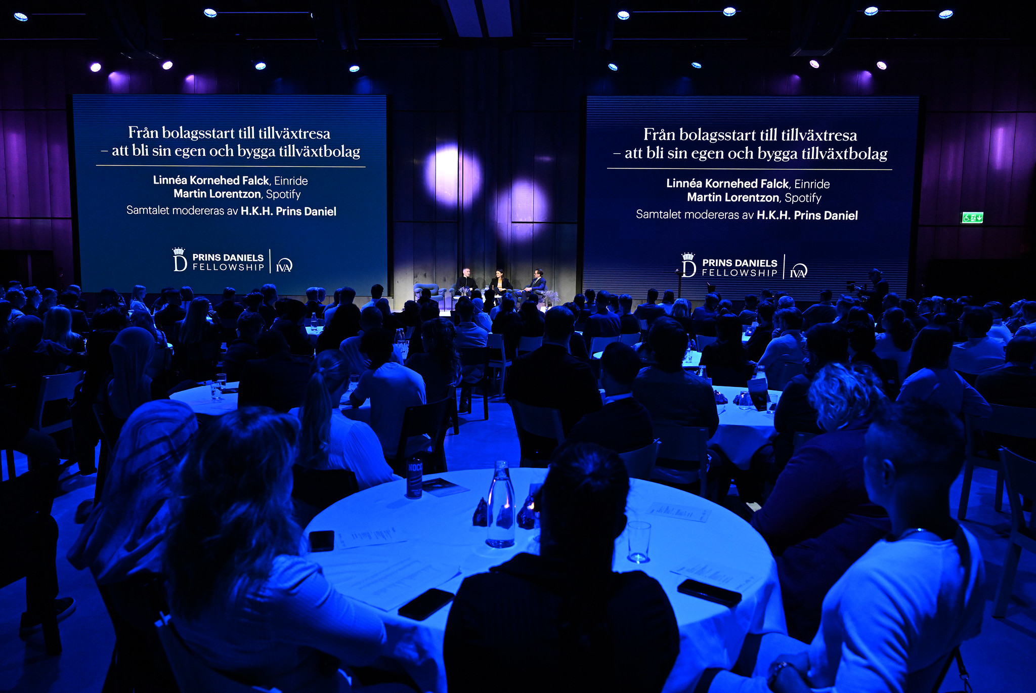 rundabord och scen i blått ljus