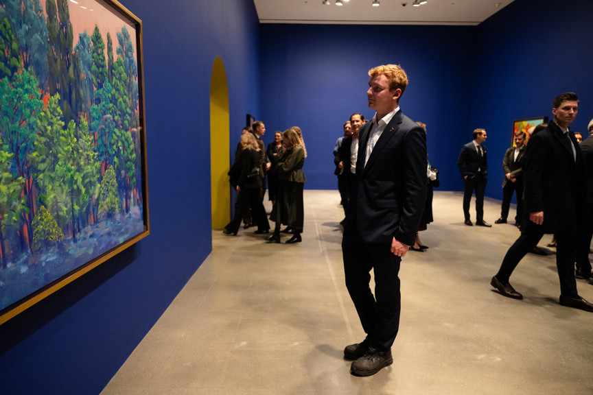 personer i konsthall